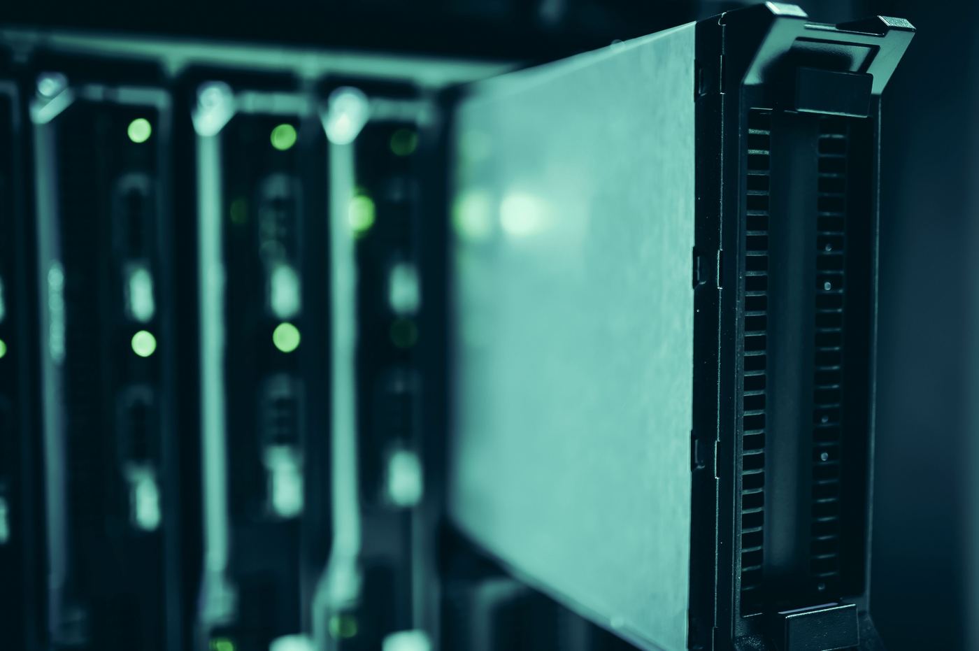 Detalhe de um rack de servidores em um data center, representando infraestrutura de nuvem.